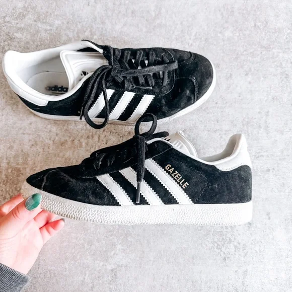 Adidas Black Gazelle Round Toe Sneaker Size 7 - Picture 2 of 5